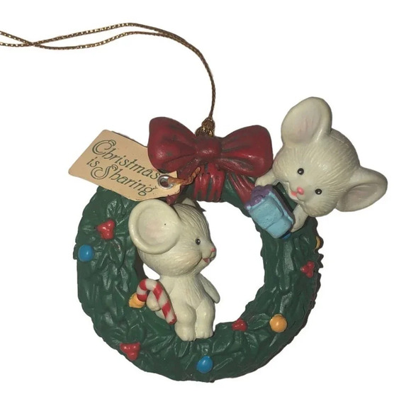 Vintage LUSTRE FAME LTD. '92 "Christmas is Sharing" Mice Wreath Xmas Ornament - Picture 1 of 4